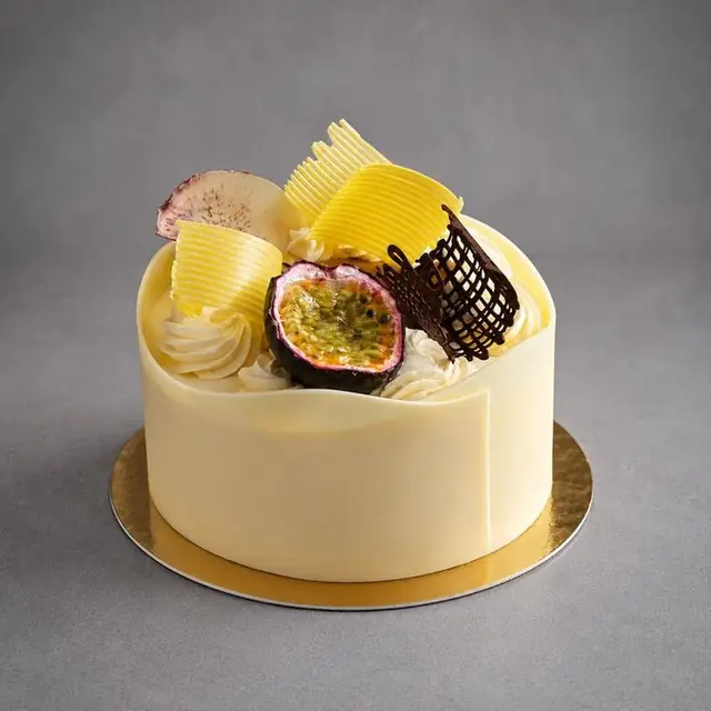 Tort Marakuja z kremem patisserie i białą czekoladą
